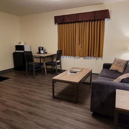 Woodland Inn Meadow Lake Exterior foto
