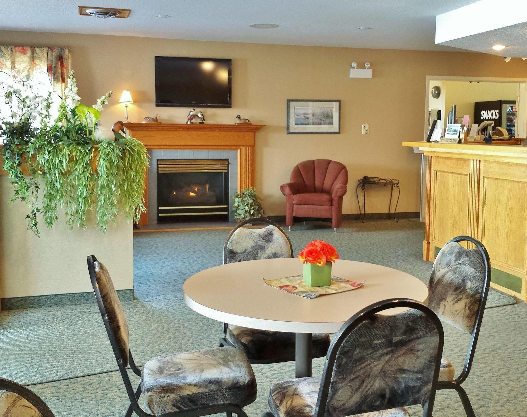Woodland Inn Meadow Lake Exterior foto