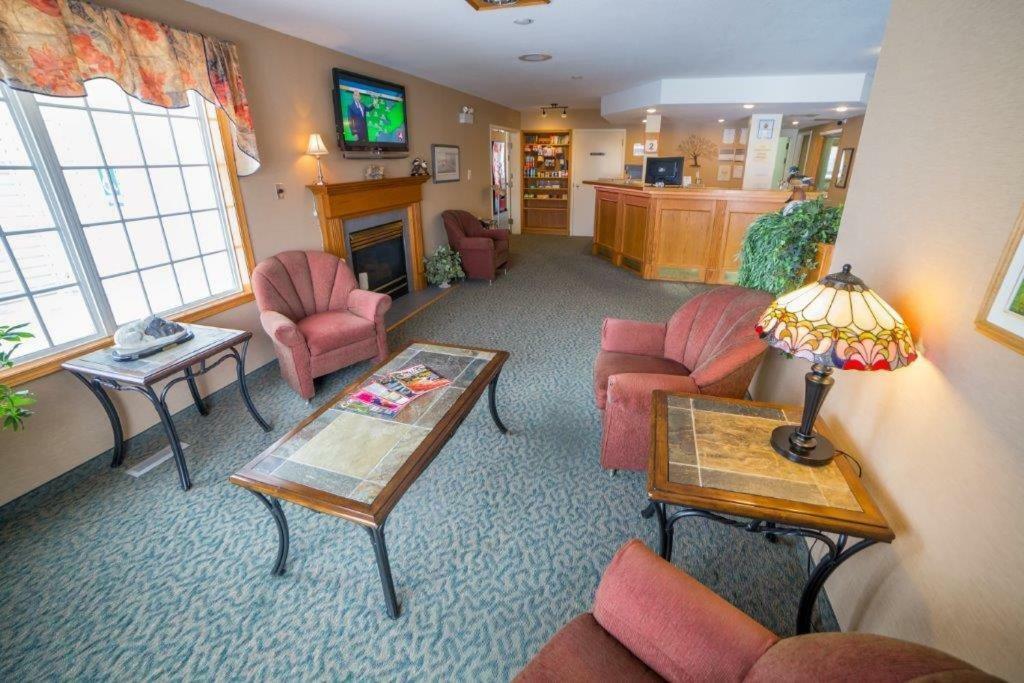 Woodland Inn Meadow Lake Exterior foto